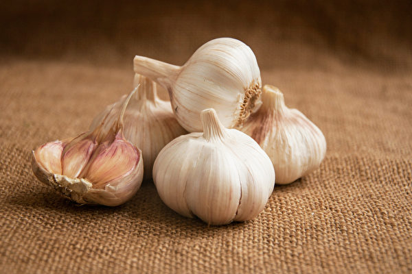大蒜富含大蒜素，有防癌、抗老化、保護心血管等益處。(Shutterstock)