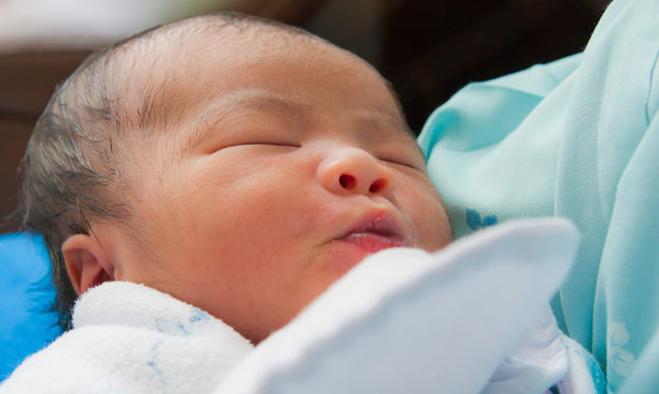“母婴传播”是乙型肝炎的重要途径，是否意味着妈妈不能喂母乳？(Shutterstock)