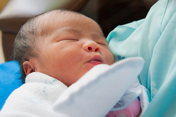 「母嬰傳播」是乙型肝炎的重要途徑，是否意味著媽媽不能餵母乳？(Shutterstock)