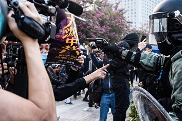王友群：香港人冒死举“天灭中共”标语抗议