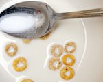 漂浮在牛奶上的Cheerios为什么喜欢聚在一起？