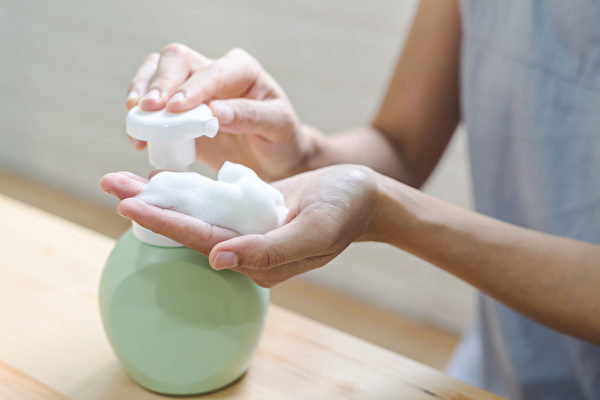 向整瓶沐浴乳等產品中加自來水，會增加含菌量，還會稀釋產品本身的防腐劑濃度，使產品容易變質。(Shutterstock)