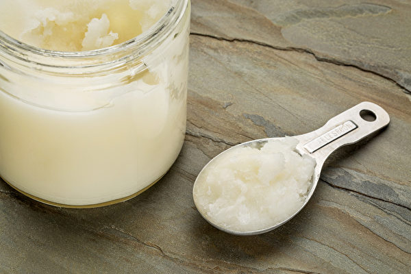 椰子油是植物油脂中的例外，因富含飽和脂肪，所以椰子油在室溫下會呈固態。(Shutterstock)