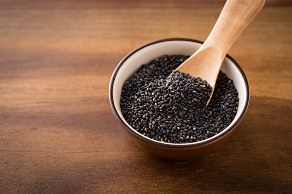 黑芝麻又稱胡麻，性甘平，補益精血，潤燥滑腸。(Shutterstock)