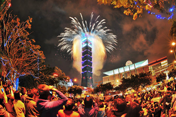 图：台北101跨年烟火秀， 去年引进T-PAD LED 动画结合大楼的创新烟火概念，和创意团队构思，以多媒体方式搭配主烟火秀，成功吸引观众眼球。今年将延续300秒长度的烟火施放，同时推出一日限定“台北高空跨年”派对。（台湾旅游观光局提供）