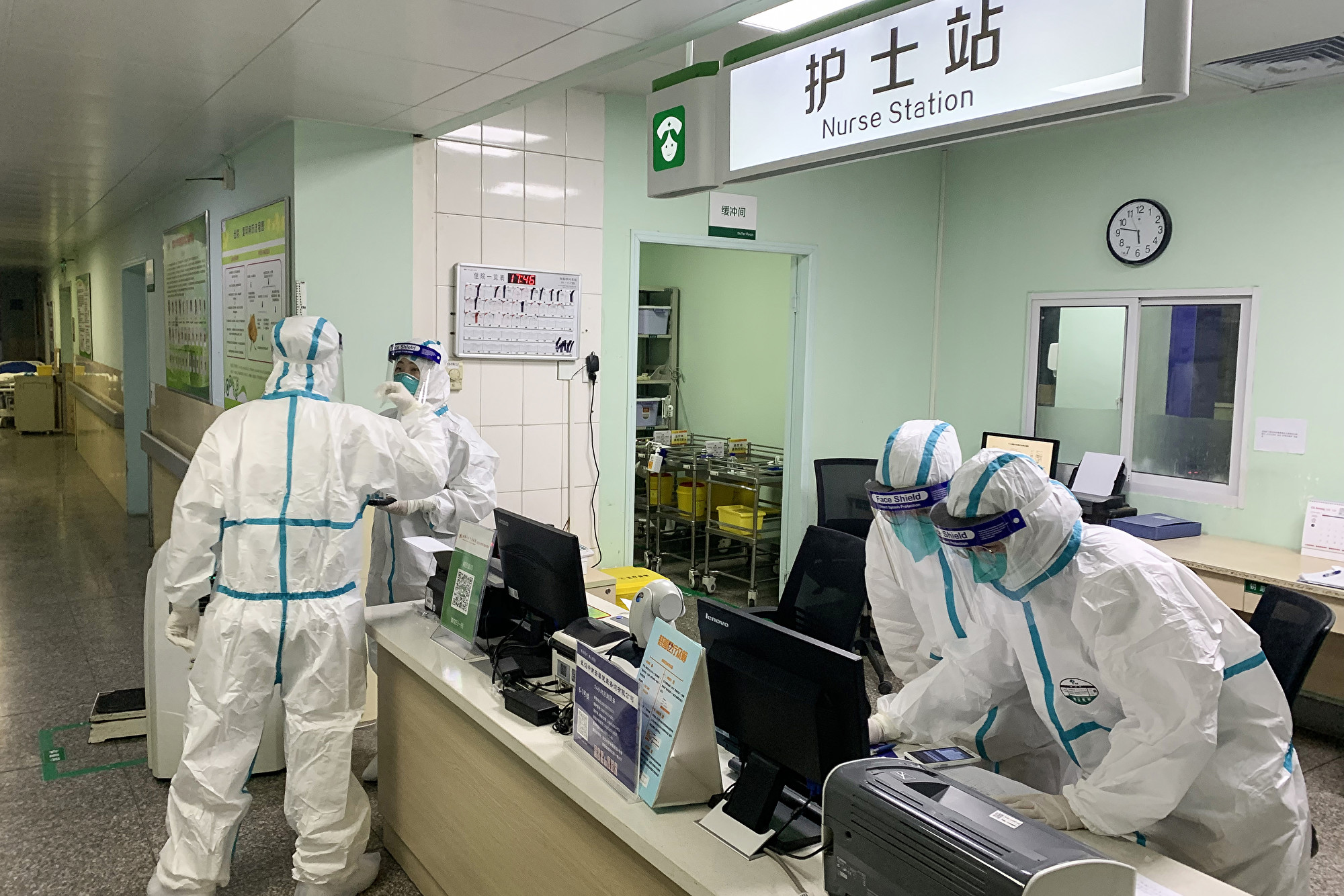 因中共至今未對中共病毒疫情危機作出符合國際規範的因應措施,以及中共在SARS疫情上的刻意隱瞞等歷史事件,都加劇美國政府對中共是否提供準確信息的不信任。(STR/AFP via Getty Images)