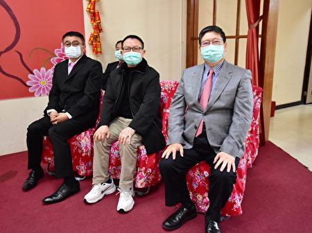 縣長楊文科、議長張鎮榮、副議長王炳漢等人全體佩戴口罩。