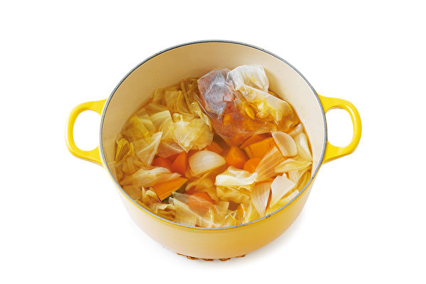 哈佛医师高桥弘运用常见食材熬煮的“常备抗癌蔬菜汤”。（联经出版提供）
