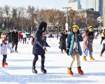 组图：冬游限定 首尔广场享受冰上乐趣