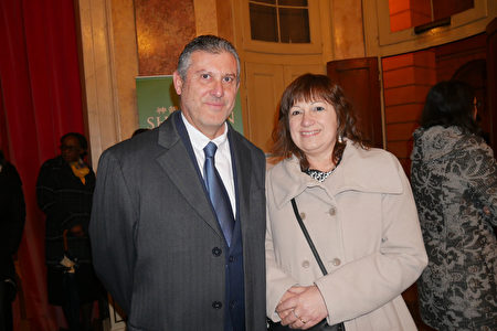 2020年1月18日下午，意大利陶瓷公司銷售經理 Alfonso Paltrinieri和太太于於鲁契亚诺 帕瓦罗蒂市立劇院觀看神韻演出。（張妮/大紀元）