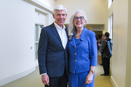 2020年1月20日下午企業高管培訓公司老闆Elizabeth Fried博士（右）和朋友David Sheffield先生觀看了神韻環球藝術團在聖地牙哥北部埃斯孔迪多市（Escondido）加州藝術中心（California Center for the Arts）的演出。（方圓／大紀元）