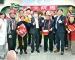 台卫福部长与汉生院民围炉  远离尘嚣人间天堂