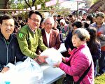 善款白米助弱势 医院民团携手传爱