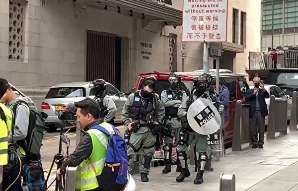 1月19日港人集会，防暴警察在金钟高等法院一带戒备。（大纪元视频截图）