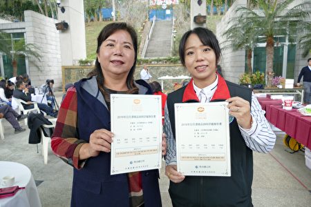日月潭精品咖啡評鑑的特等獎得主黃素真（左）與獲得頭等獎的女兒（右）合影。