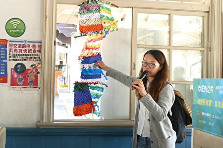 青年藝術家張雅萍介紹集集國小學生的編織創作「四季新衣」。
