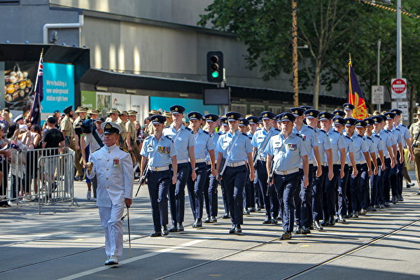 2020年1月26日，澳洲國慶日遊行開始，三軍儀仗隊一馬當先。（陳明／大紀元）