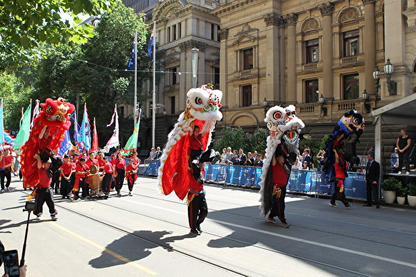 2020年1月26日，墨爾本澳洲國慶日遊行中的舞獅團體帶來喜慶氣氛。（陳明／大紀元）