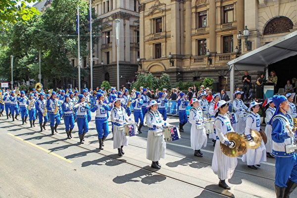 2020年1月26日，參加澳洲國慶日大遊行的法輪功天國樂團贏來陣陣喝彩。（陳明／大紀元）