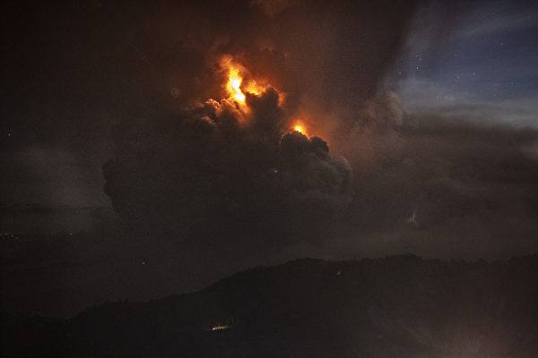 塔爾火山1月12日噴發。（Ezra Acayan/Getty Images）