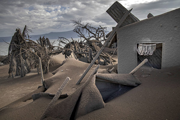  火山附近地區到處是火山灰。（Photo by Ezra Acayan/Getty Images）