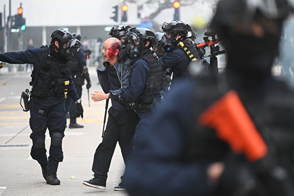 1月19日，港人集会上，一名长者被警方抓捕，并殴打至头破血流。（PHILIP FONG/AFP via Getty Images)）