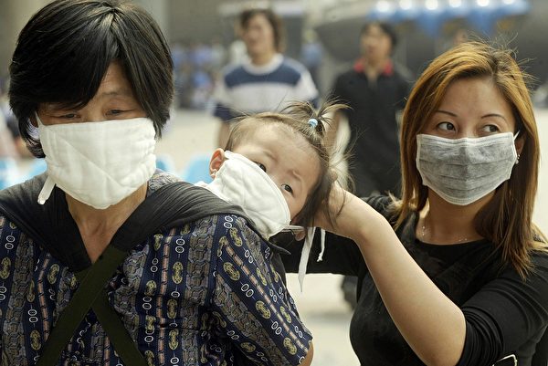 2002～2003年，由于中共官方隐瞒广东SARS疫情，导致疫情蔓延至整个中国大陆，以至全球近30个国家。(PETER PARKS/AFP/GettyImages)
