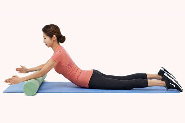 做上半身挺起的伸展運動，能鍛鍊深層肌肉、消除腹部贅肉、緩解腰痛。(Shutterstock)