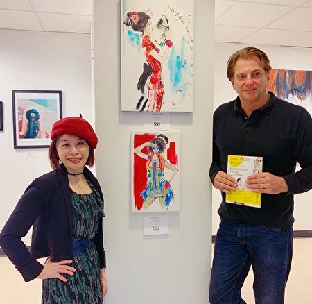 臺裔時尚插畫家Nina Edwards（左）、策展人Leo Feroleto（右）與作品合影。