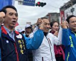 侯友宜三元市场为陈学圣黄志雄拉票