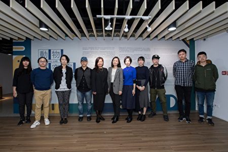 副市长沈慧虹与艺术家合照。