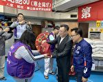 為寒士尾牙獻愛心 許修睿鄭正鈐認捐10萬