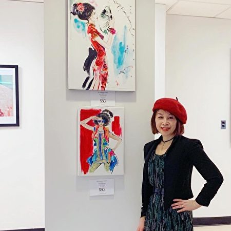臺裔美籍時尚插畫家Nina Edwards與作品合影。上幅主題為電影「瘋狂亞洲富豪」中的旗袍、下幅主題為「亞洲人在紐約」時裝秀中臺灣服飾設計師的作品。