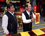 香客動手印金紙  神明高興領新鈔