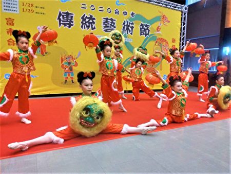 「2020台中市傳統藝術節」記者會，由如玲舞蹈團帶來金鼠迎春趣表演，迎接新年新氣象。