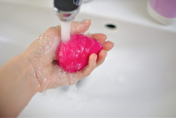 怎樣清洗美妝蛋？(Shutterstock)