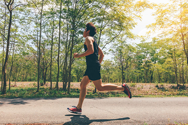 研究发现，马拉松新手训练6个月后血管年轻4岁，心脏病和中风风险降低。(Shutterstock)