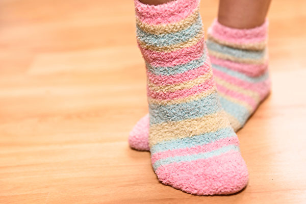 睡觉时穿的袜子，最好选择透气舒适、松紧适中的。(Shutterstock)