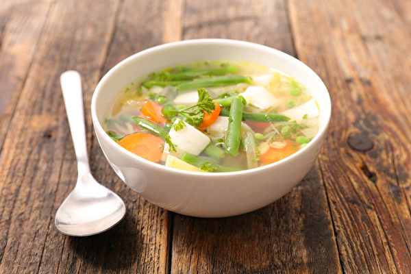 用胡萝卜、洋葱等食材熬煮的蔬菜汤不只抗癌，有九大营养功效。(Shutterstock)