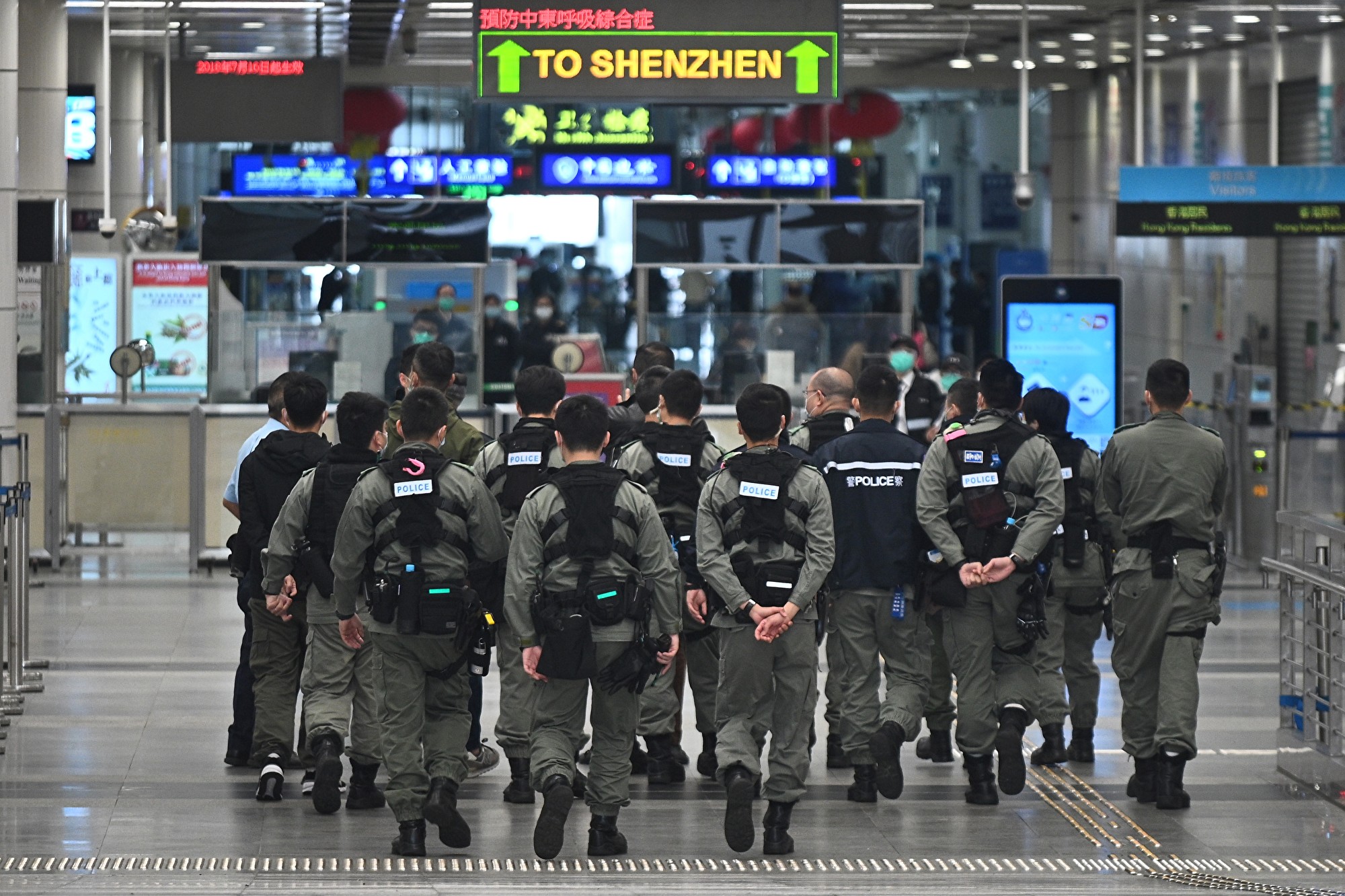 香港強制隔離新規2月8日上路,7日晚上大批民眾從深圳湧入香港。圖為2月8日香港深圳灣管制站。(Philip FONG/AFP)