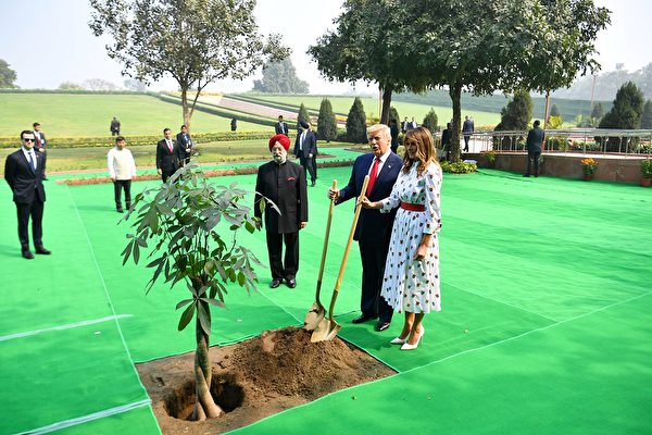 2020年2月25日，總統特朗普和第一夫人梅拉尼婭在紀念印度國父聖雄甘地期間植樹，以示敬意。（Mandel NGAN/AFP）
