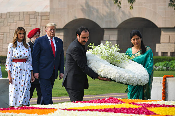 2020年2月25日特朗普總統和第一夫人梅拉尼婭參加對印度國父聖雄甘地的紀念儀式。（Mandel NGAN/AFP）