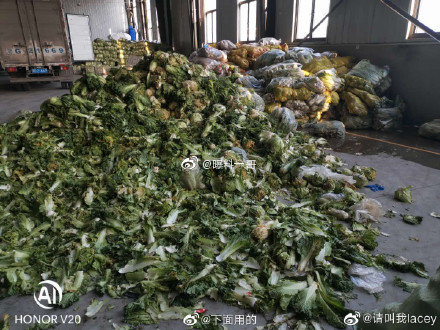 Donated goods rotting in a warehouse. (Courtesy of Sina Blog user Lacey)