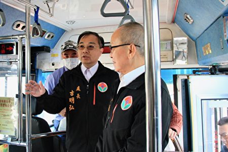 苗县工务处长古明弘说明快捷公车消毒sop及上车乖客量额温与手消毒。