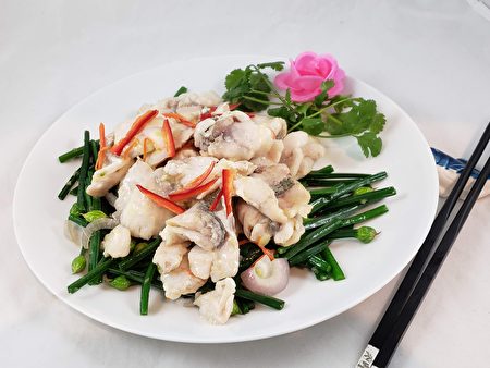 梁厨美食 韭菜花炒鲈鱼片鲜甜爽脆唇齿留香 大纪元