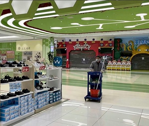  北京海澱區的世紀金源購物中心，裏面基本只有極少的店員，沒有顧客。（大紀元）