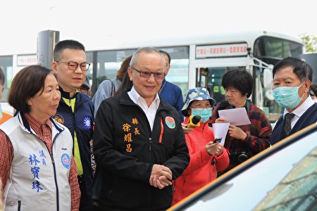 苗栗县长徐耀昌倾听计程车防疫期间如何配合政府。