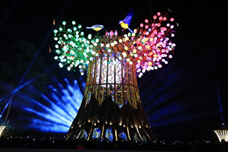 在倒数声中，主灯“光之树”璀璨四射，民众惊呼捕捉精彩瞬间。
