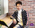 把粉丝当家人 陈随意推特企“搞笑”演出