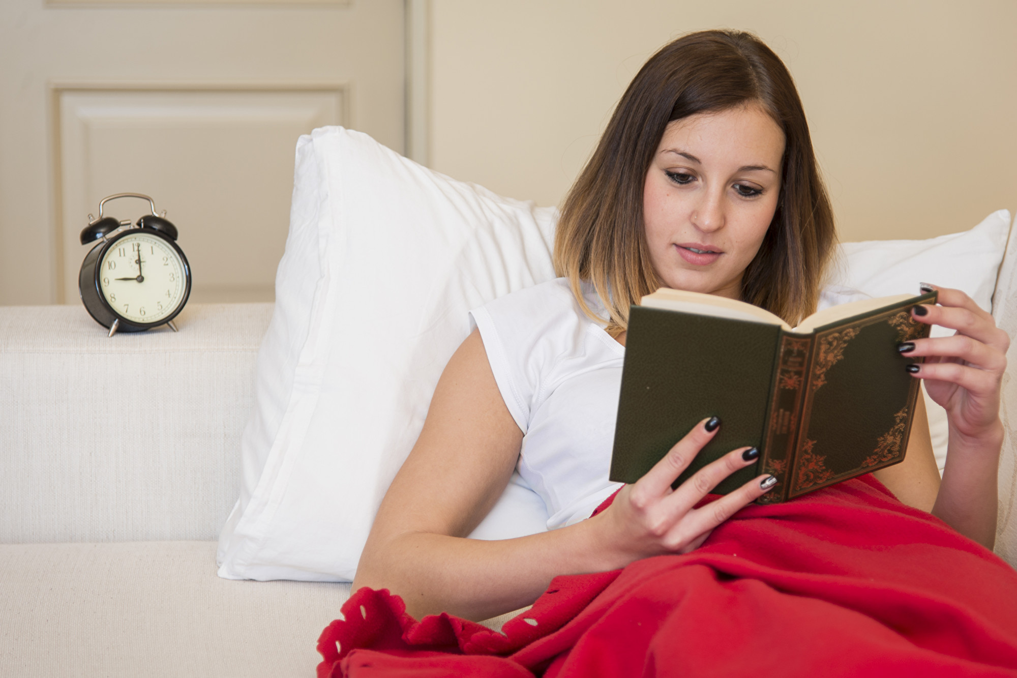 Картинки читаем перед сном. Чтение в кровати. Чтение книги в кровати. Чтение перед сном. Женщина читает книгу.